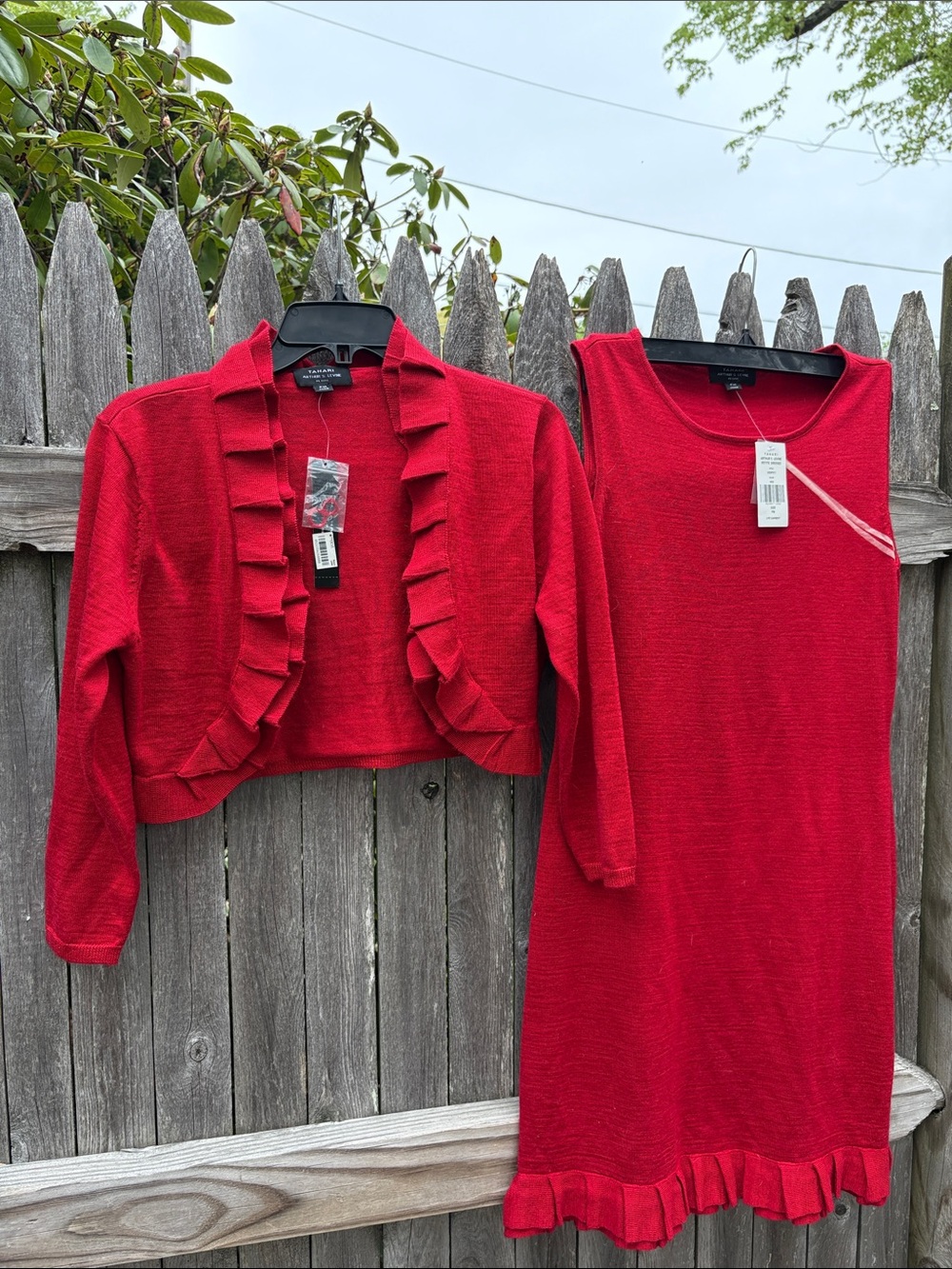Tahari Arthur S. Levine. 2-piece size PM. NWT!